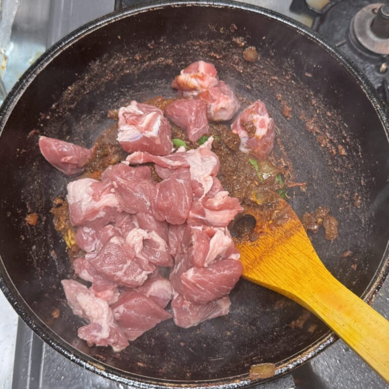 手順 5: ⒉のスパイスB、スパイスC、カレーリーフ 、塩を加え炒め合わせ豚肉を加え表面に火が通るまで炒める。