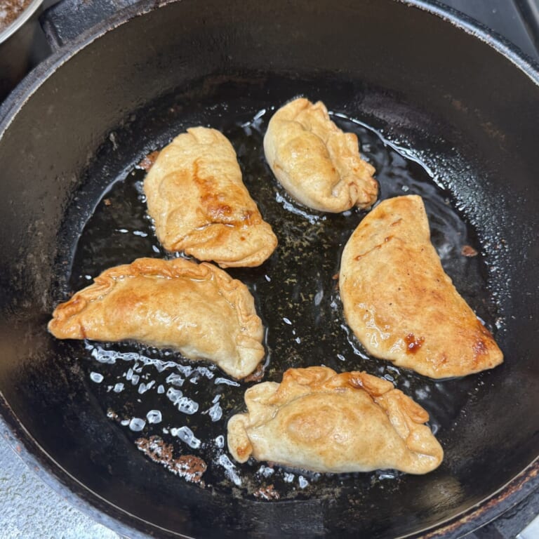 手順 5: フライパンに油を入れ弱火で色がつくまで揚げる。