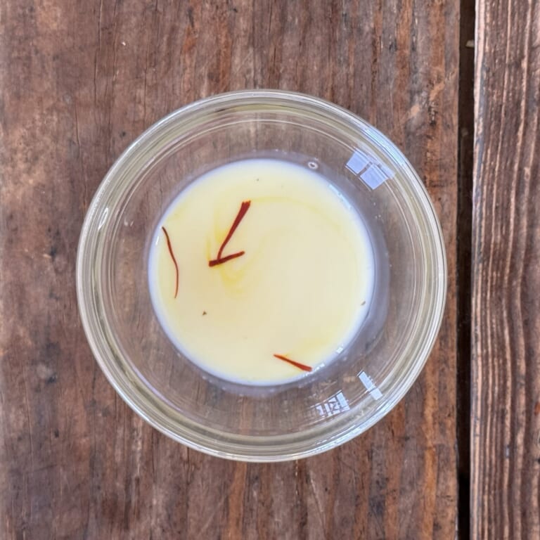 手順 3: サフランを常温に戻した牛乳につけておく。