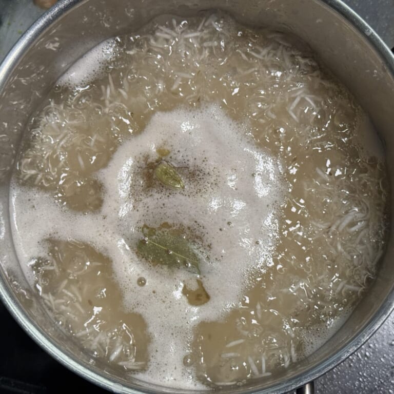 手順 5: 鍋に水、ホールスパイスA、バターを入れて強火にかけ、沸騰したら米を入れ6分茹でる。