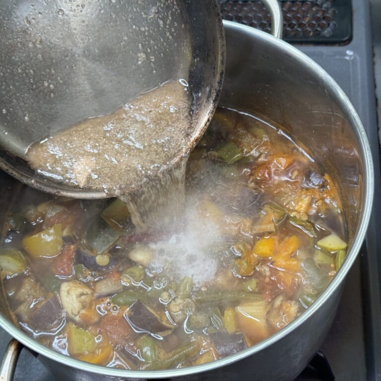 手順 6: 4.の鍋とは別に小さめのフライパンを用意し、油、スパイスBを中火で炒める。ニンニクが香ばしくなってきたら油ごと鍋に加えて
