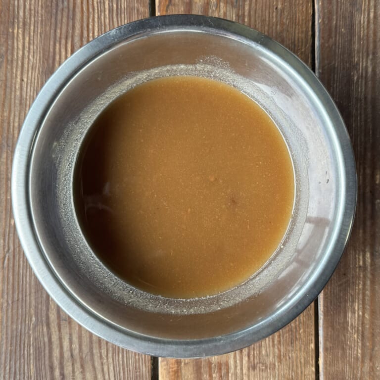 手順 3: タマリンドをぬるま湯に入れときほぐしタマリンド水を作っておく。