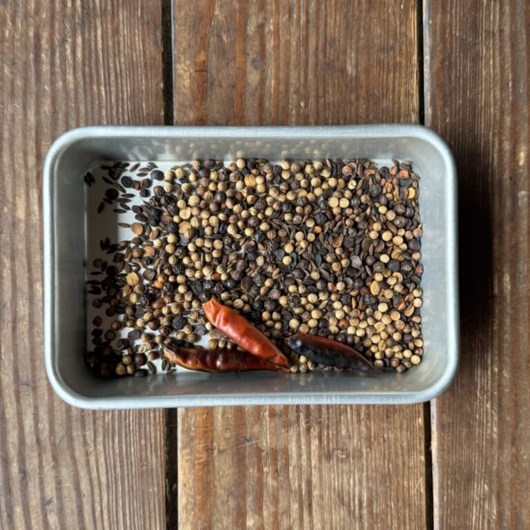 手順 1: サンバルパウダー、スパイスCをローストしてパウダーにしておく。カツオ出汁をとっておく。(出汁ガラはとっておき刻んでおく)