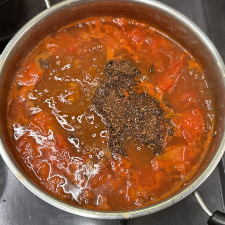 手順 5: 豆がトロトロになったらサンバルパウダーを大さじ１加え軽く煮込む。