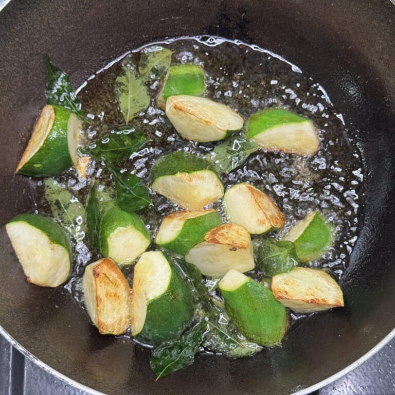手順 6: 別のフライパンに油を熱しスパイスCを加えズッキーニを炒める