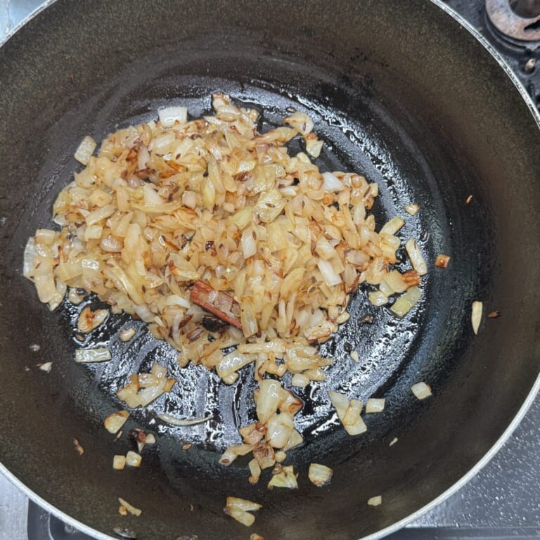 手順 2: 温めたフライパンに油を熱しスパイスAを加え香りが立ってきたら玉ねぎを飴色になるまで炒める。