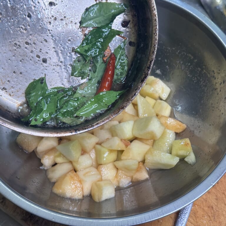 手順 2: ライパンに油を熱しホールスパイスを加えパチパチとしてきたら油ごと⒈に加える。