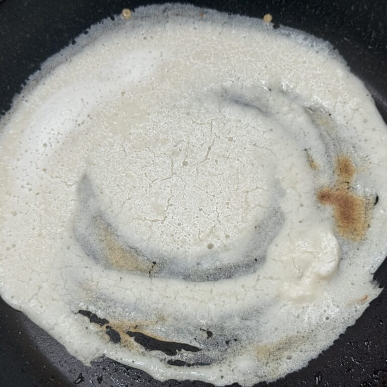 手順 3: 鉄板にギーもしくは油を少し引きクレープのように片面だけ焼いていく。