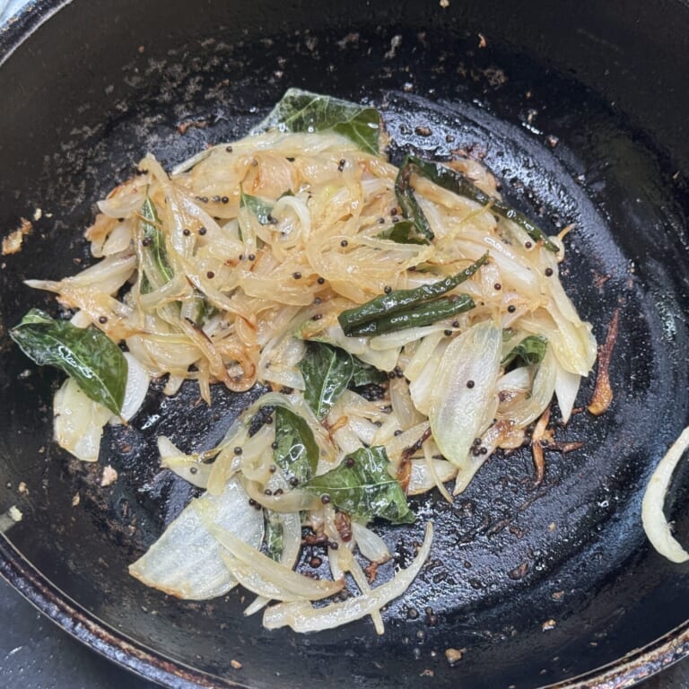 手順 1: ジャガイモを茹でておく。温めたフライパンに油を熱しスパイスAを熱し玉ねぎを炒める。