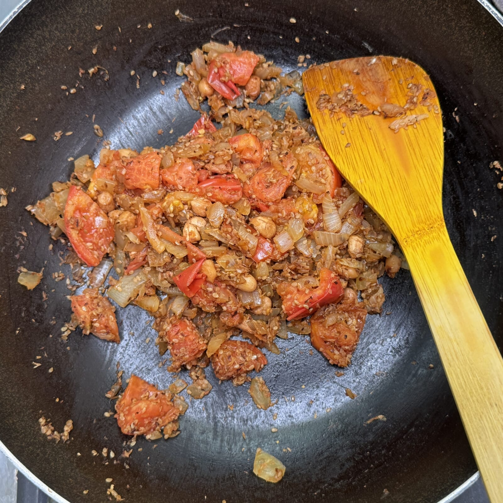 手順 2: 玉ねぎに火が入ってきたらトマトを加え水分を飛ばすように炒める。
