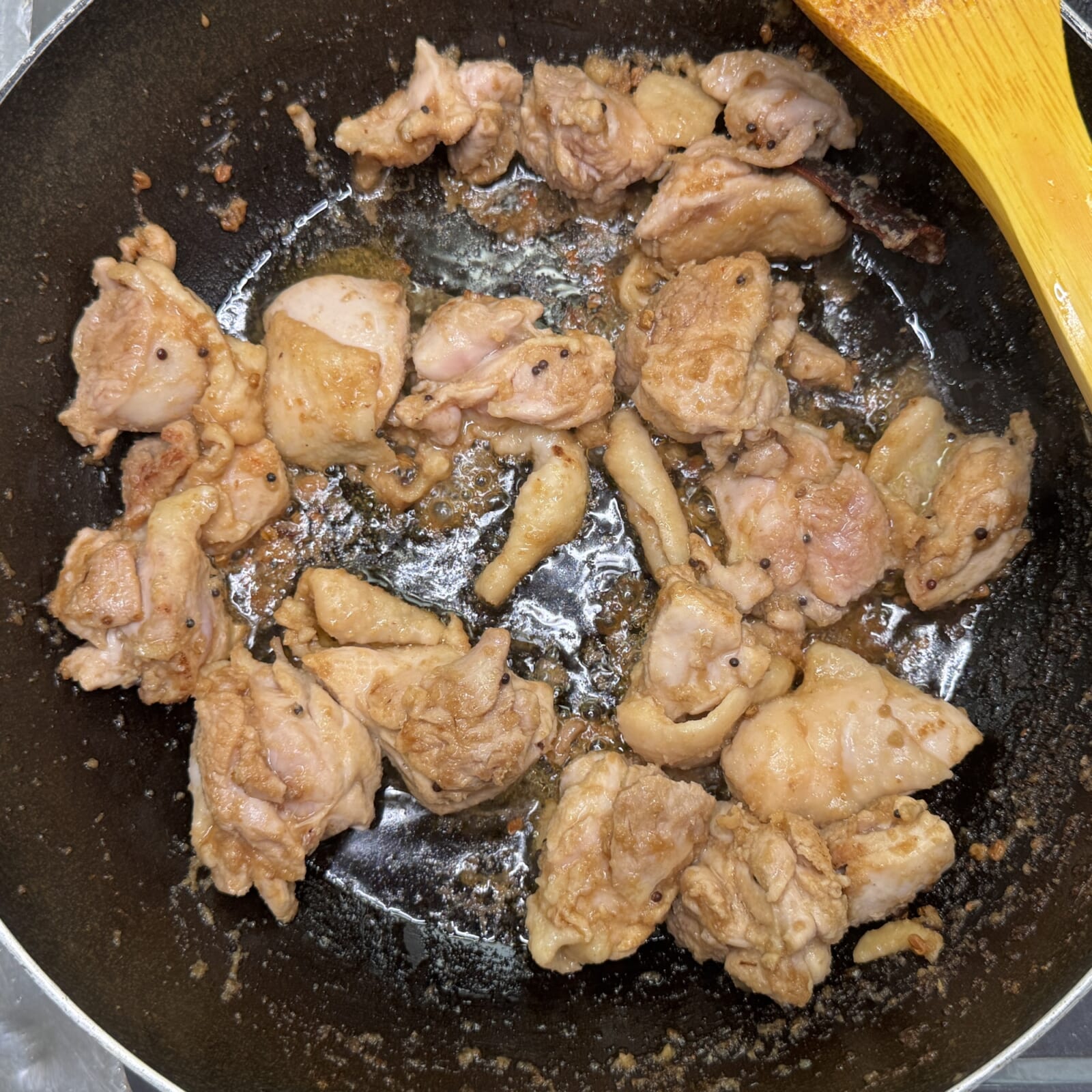 手順 5: おろしニンニク・生姜を加え軽く炒めたら鶏もも肉を加え炒め合わせる。