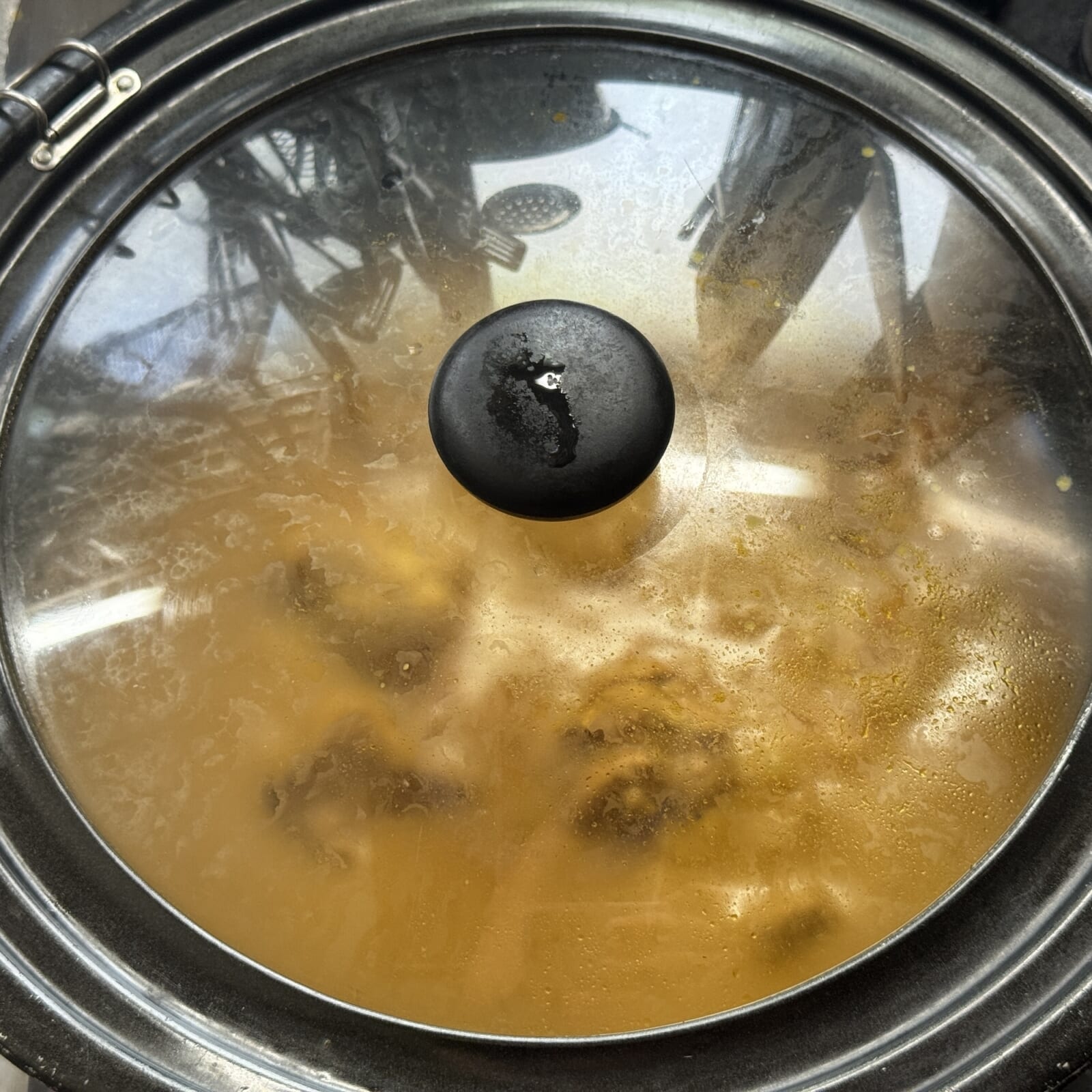 手順 7: グツグツしてきたら蓋をして弱火にしてじっくりと5分ほど煮込む。油が浮いてきたら完成。