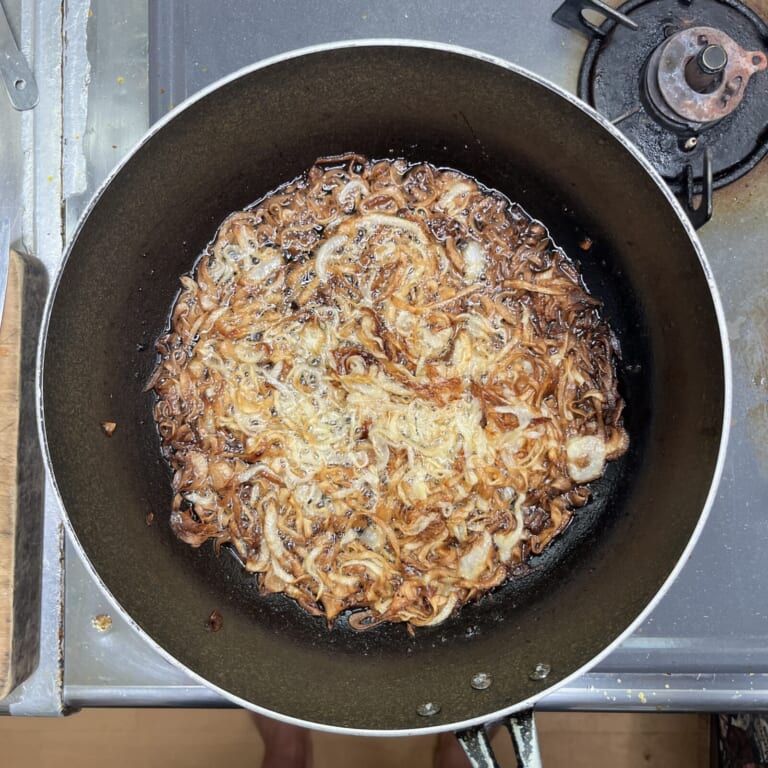 手順 1: 油で玉ねぎを揚げてキッチンペーパーなどに移してほぐしておく。目安はゴールデンブラウン。