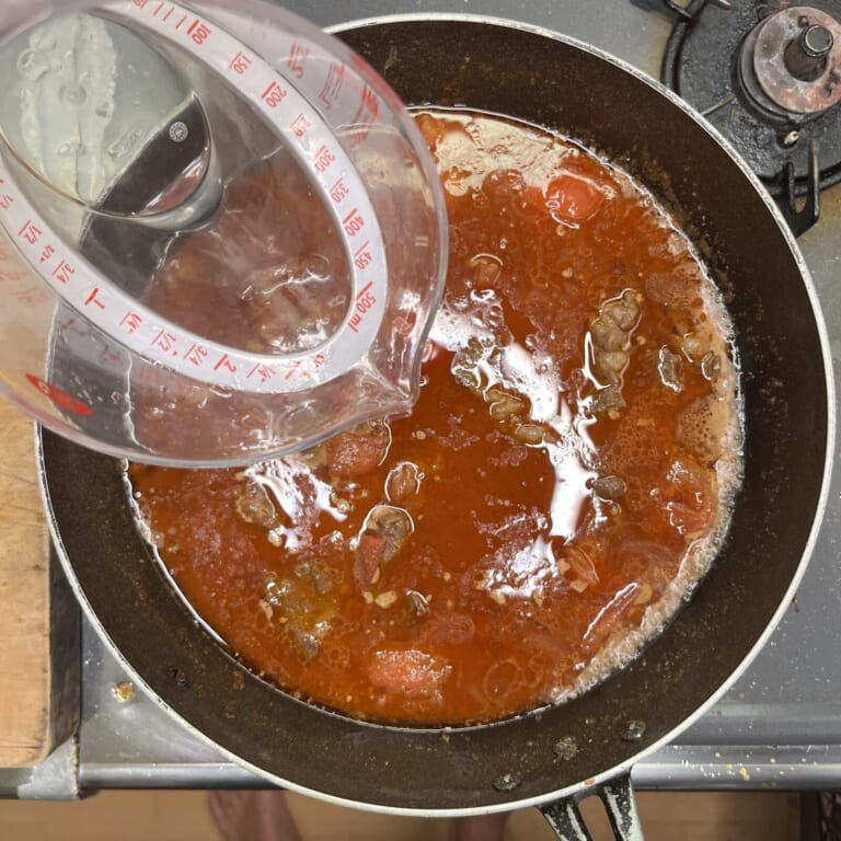 手順 4: 水を少しずつ加えグツグツしてきたら弱火にして蓋をして5分から10分煮込む。