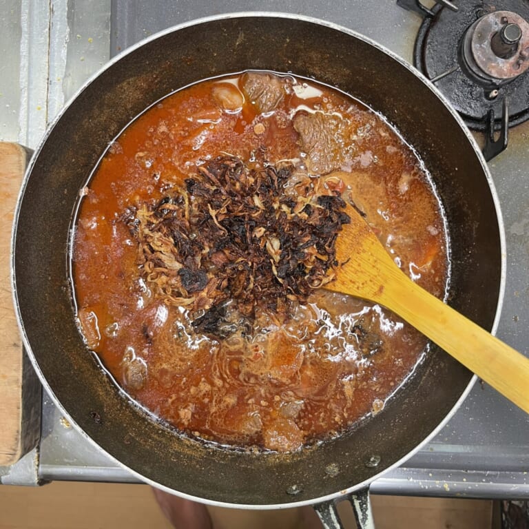 手順 5: 油とソースが分離したら仕上げにスパイスBを加え、揚げ玉ねぎを加える。