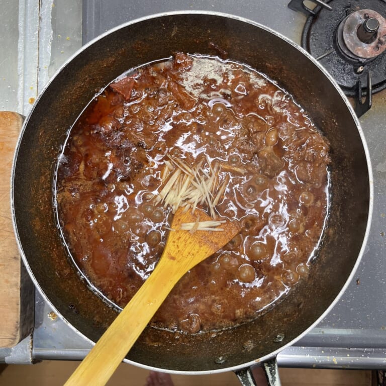 手順 6: 仕上げに生姜の千切りをのせる。