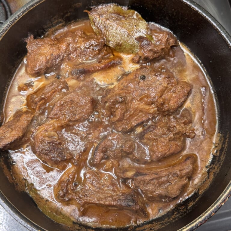 手順 4: 内蓋をして水分が少なくなりお肉が柔らかくなるまで煮込む。