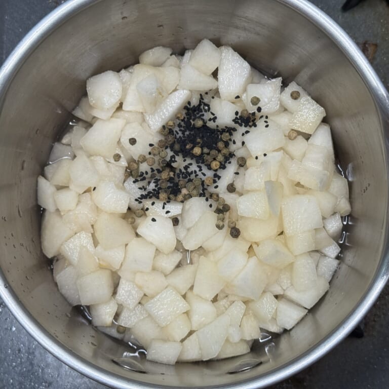 手順 2: 鍋に⒈ とスパイスaを加え一緒に形が少し崩れるまで煮込む。