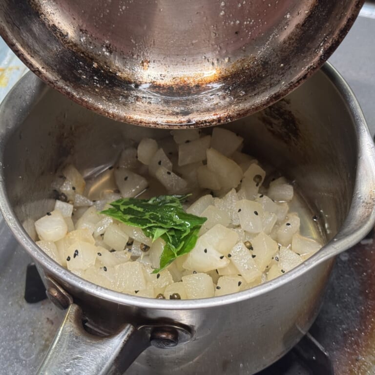 手順 3: 別のフライパンに油を熱しスパイスbを加え香りが立ってきたら⒉に加えて軽く混ぜ合わせる。