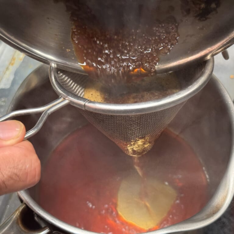手順 2: 茶こしで漉して砂糖とスパイスミックスTを加え一煮立ちさせる。