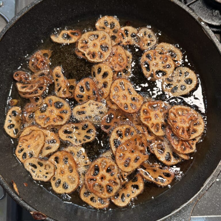 手順 2: 蓮根をカリッと素揚げして味噌アチャールと絡みわせる。