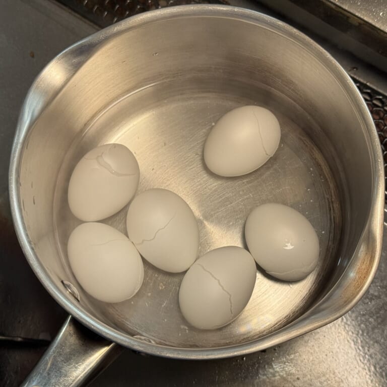 手順 1: 玉子を好みの硬さに茹でておく。