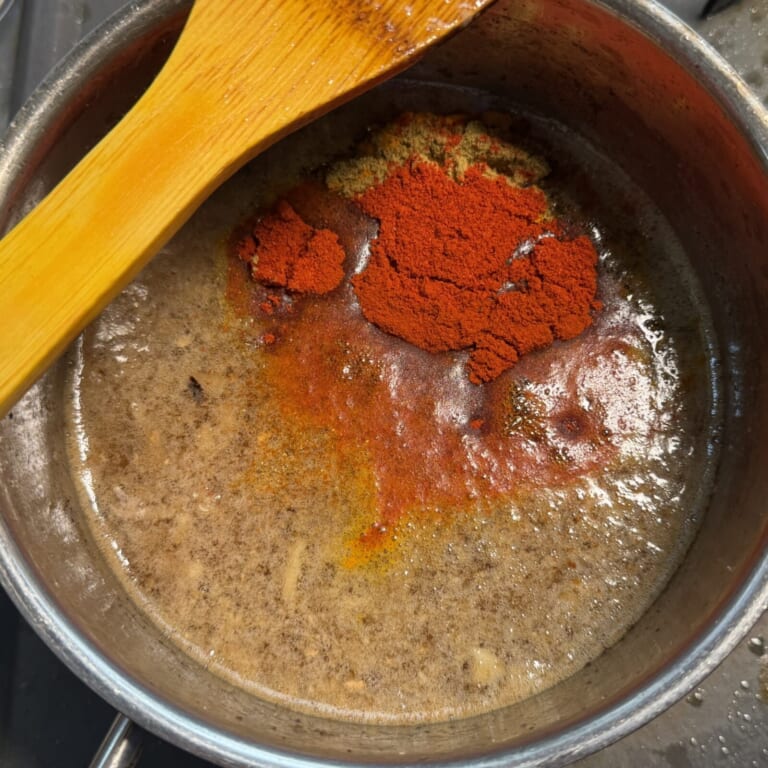 手順 3: ニンニク・生姜の香りが馴染んだら再び油の温度を下げスパイスが焦げないようにスパイスBと塩を加え軽く一緒に煮込む。