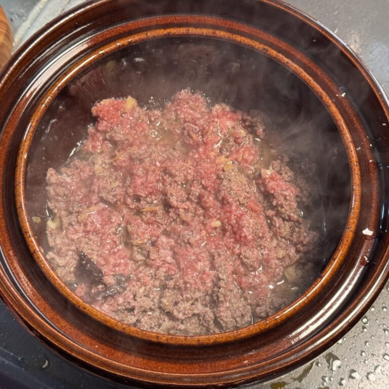 手順 5: 深めのフライパンまたは土鍋などにバターを加えスパイスCを熱しみじん切りにしたニンニク・生姜を熱し香りが立ってきたら牛肉を