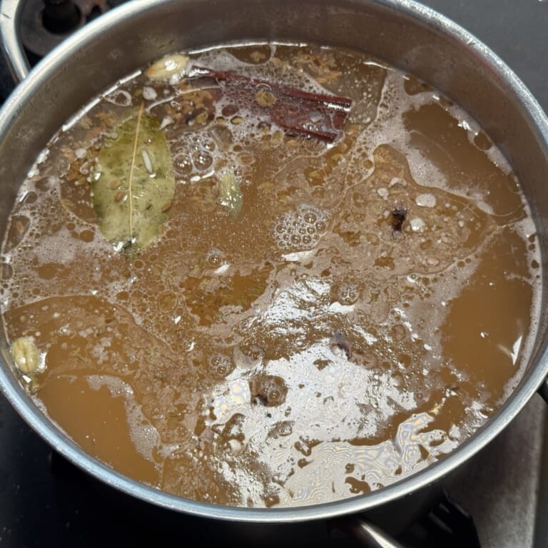 手順 4: 深めの鍋に水、スパイスA、塩(28g)、油を加え沸騰させてから浸水しておいたバスマティライスを入れ5分湯でたらザルにあげ