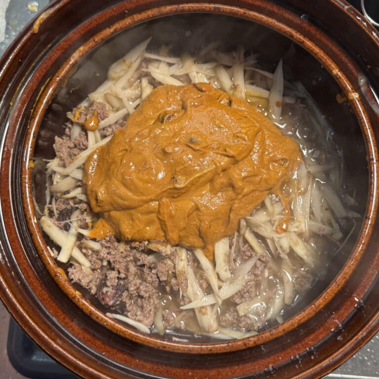 手順 7: ⒊のヨーグルトに混ぜ合わせた調味料を全て加え軽く炒め合わせる。