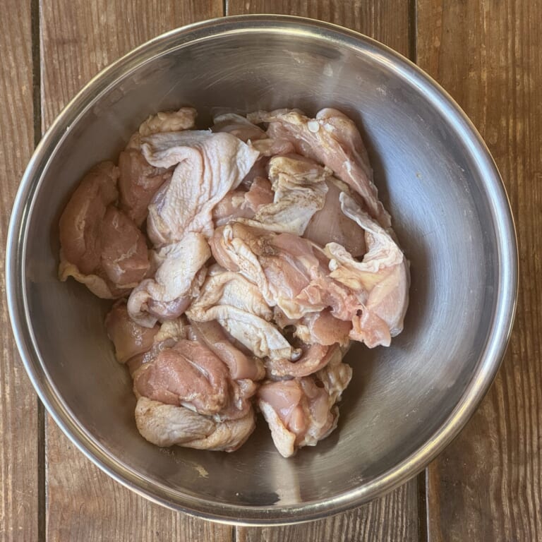 手順 1: 鶏もも肉に塩(少々・分量外)とスパイスAをまぶしておく。