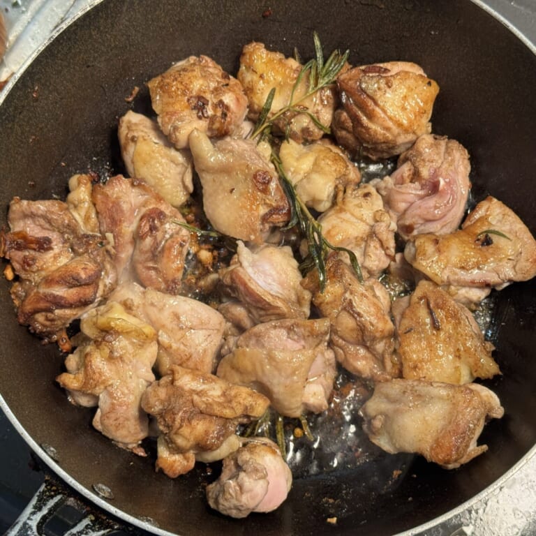 手順 3: ⒈の鶏もも肉を焼き、表面に火が通ったらバットなどに鶏もも肉を取り出しておく。