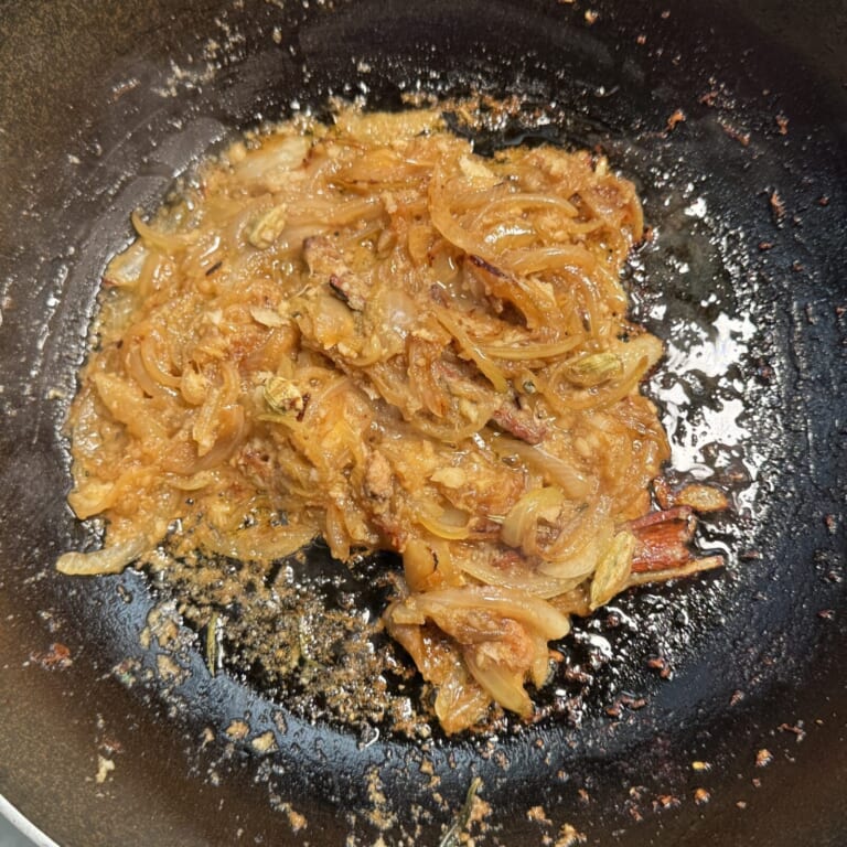 手順 4: 同じフライパンに玉ねぎを加え軽く飴色になるまで炒めたらおろしニンニク・生姜を加え炒め合わせる。
