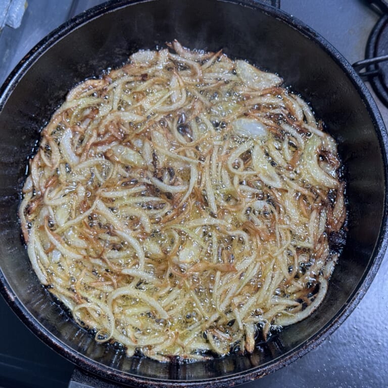 手順 2: 玉ねぎを素揚げしておく。(油分量外)