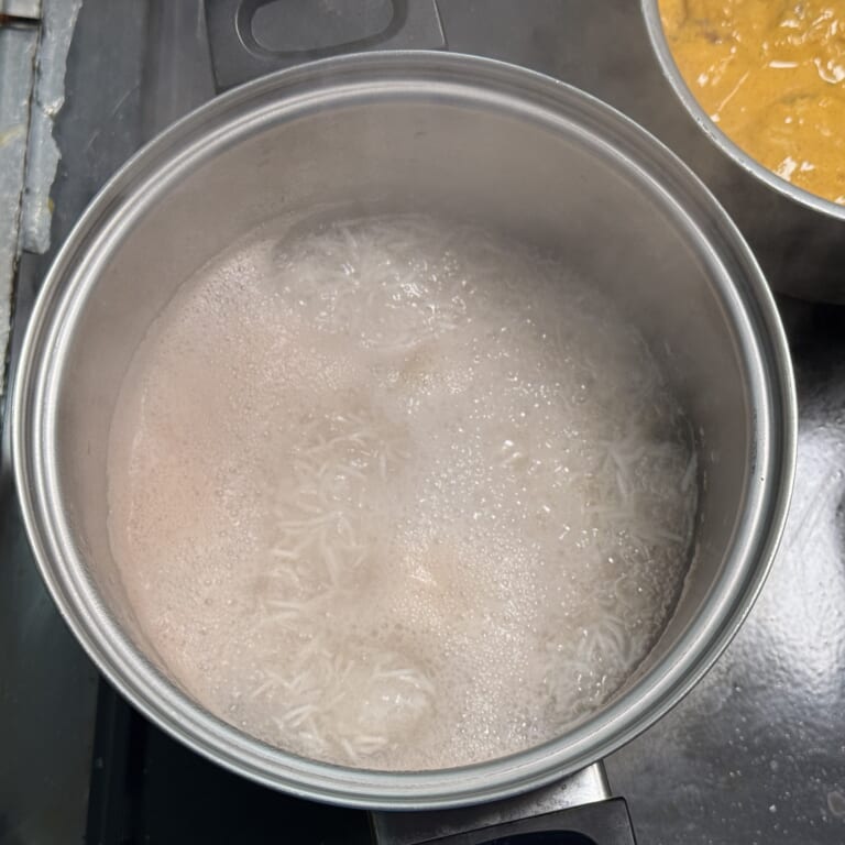 手順 5: 鍋に米を茹でる用の材料、スパイスAを全て入れ沸騰させておく。 バスマティライスを沸騰している鍋に入れ約5分から7分茹でる