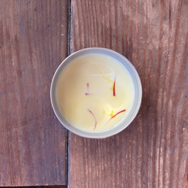 手順 3: サフランを牛乳に入れサフランミルクを作っておく。