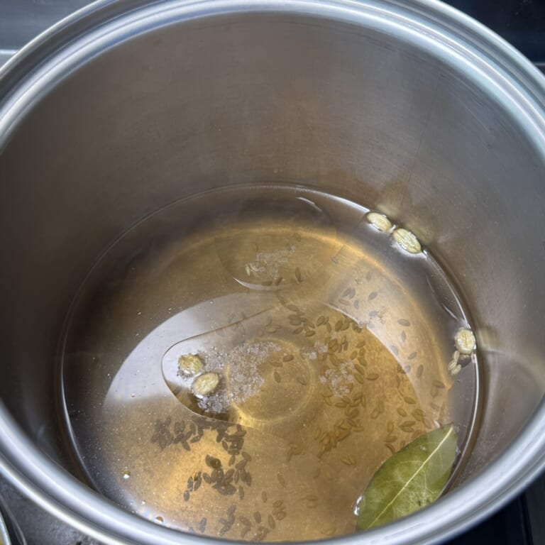 手順 2: 鍋に米を茹でる用の材料を入れ沸かしておく。