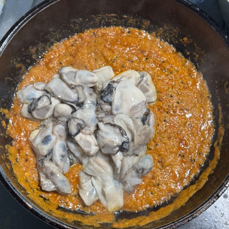 手順 6: 下処理をした牡蠣を加え蓋をして弱火で牡蠣に火が入る程度蒸し、牡蠣だけを取り除いておく。