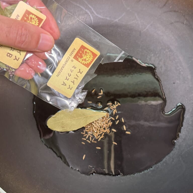 手順 1: 温めたフライパンに油を熱しスパイスAを加え香りが立ってきたら玉ねぎを飴色になるまで炒める。