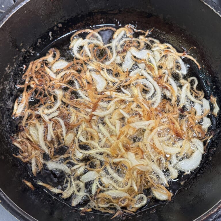 手順 2: 玉ねぎを素揚げしておく（油は分量外）