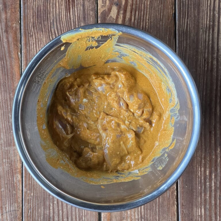 手順 3: ヨーグルトにスパイスCとD(辛味）、塩、おろしニンニク・生姜を加え鶏肉をマリネしておく。（約30分）