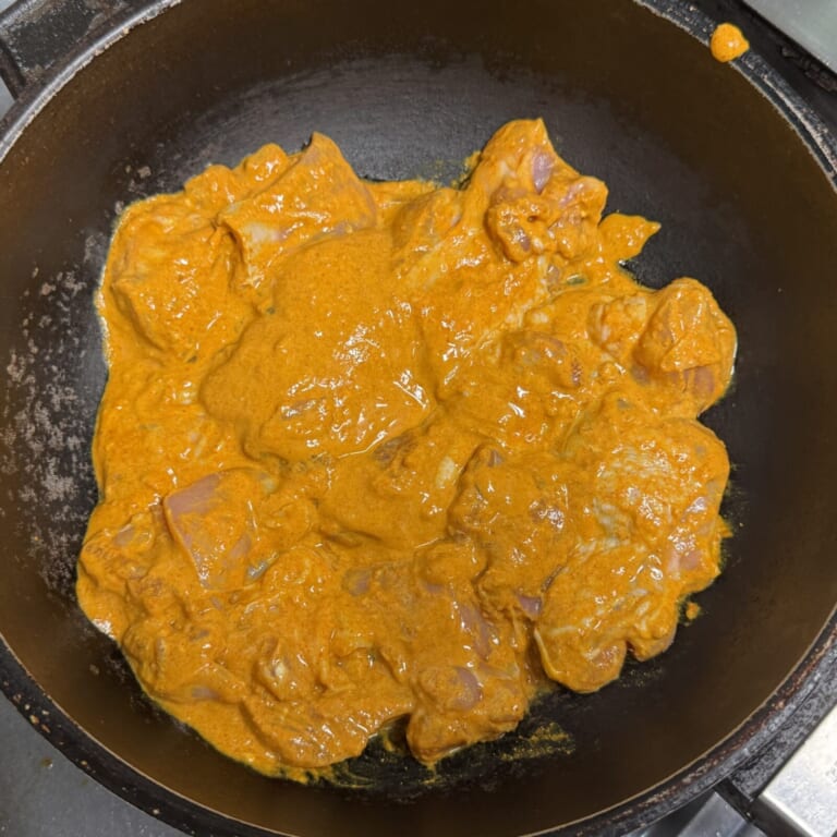 手順 5: 底が比較的分厚い鍋に鶏肉をマリネごと敷き詰めておく。