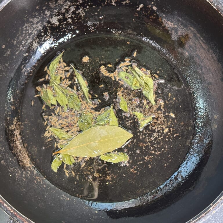 手順 1: 温めたフライパンに油を熱しスパイスAとBを熱する。