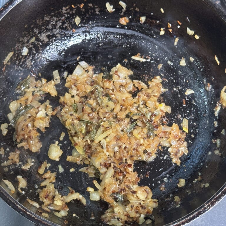手順 2: 玉ねぎを加え飴色になるまで炒めたらおろしニンニク・生姜を加える。