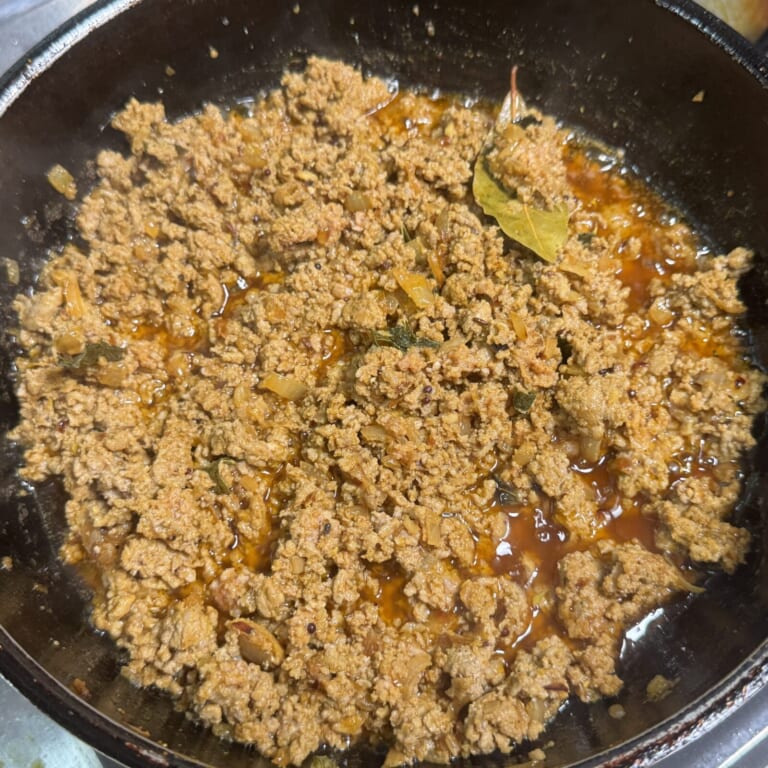 手順 4: ひき肉を加え肉に火が入るまでしっかりと炒める。