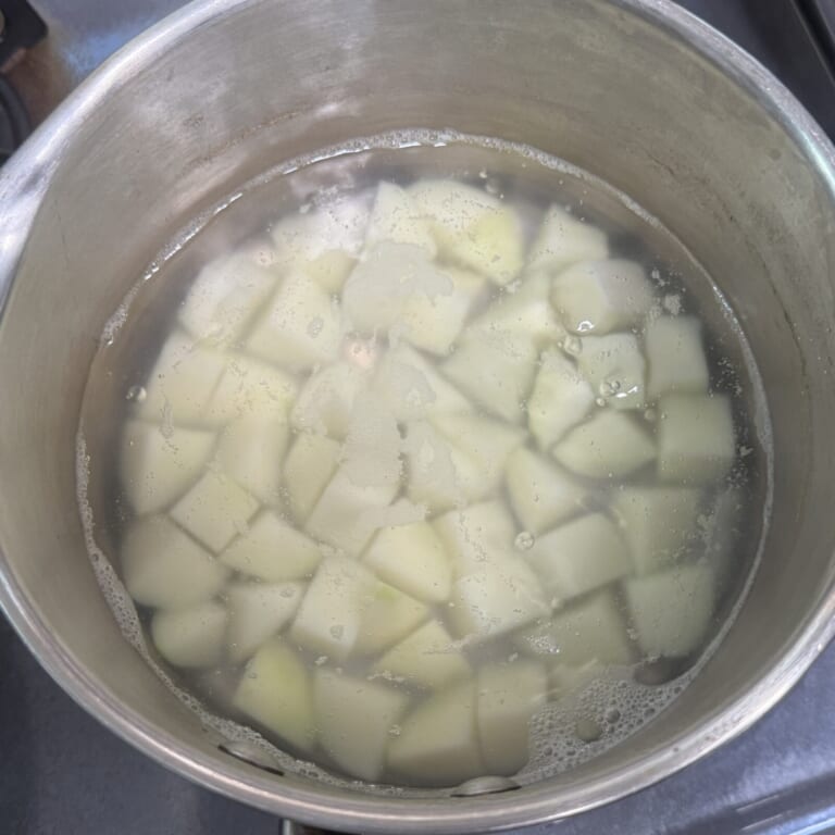 手順 1: じゃがいもを食べられる硬さまで茹でておく。