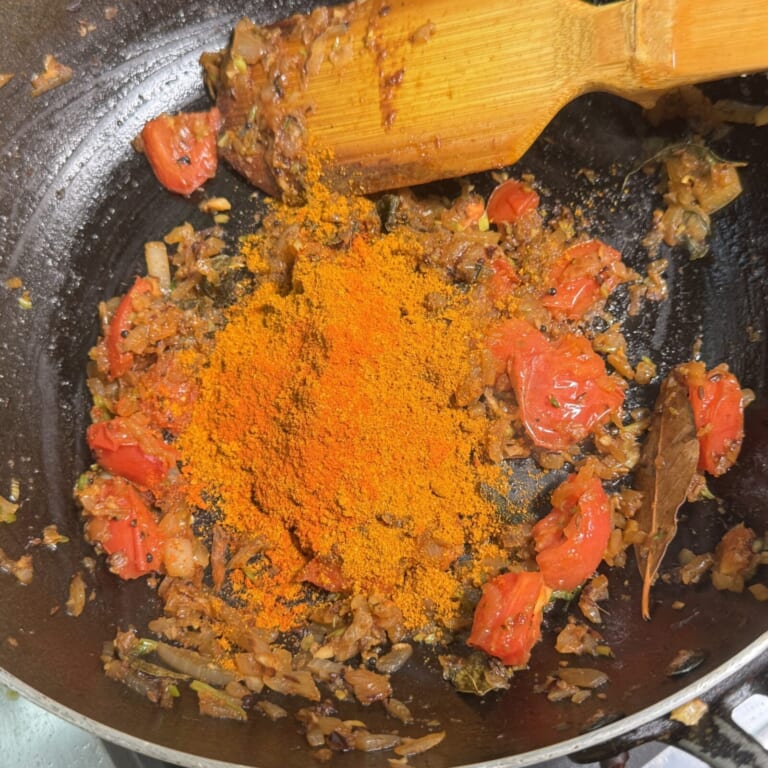 手順 4: トマトを加え水分が飛ぶまで炒めたらスパイスCとD(辛味）、塩を加え炒め合わせる。