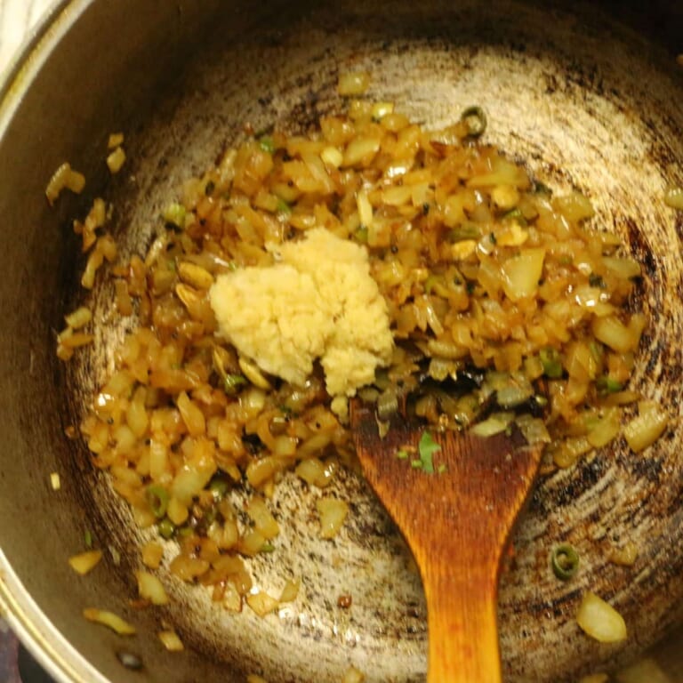 手順 5: 海老の香りが移った油でそのまま玉ねぎを炒めます。玉ねぎがあめ色になってきたら、にんにく、生姜を加える。