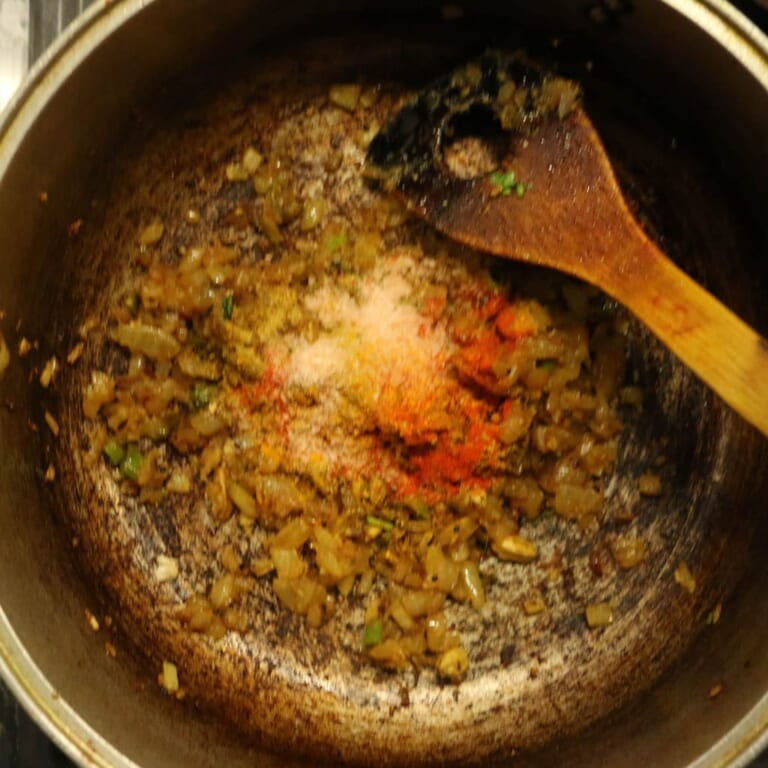 手順 6: 取っておいた残りのスパイスBと塩を加えます。