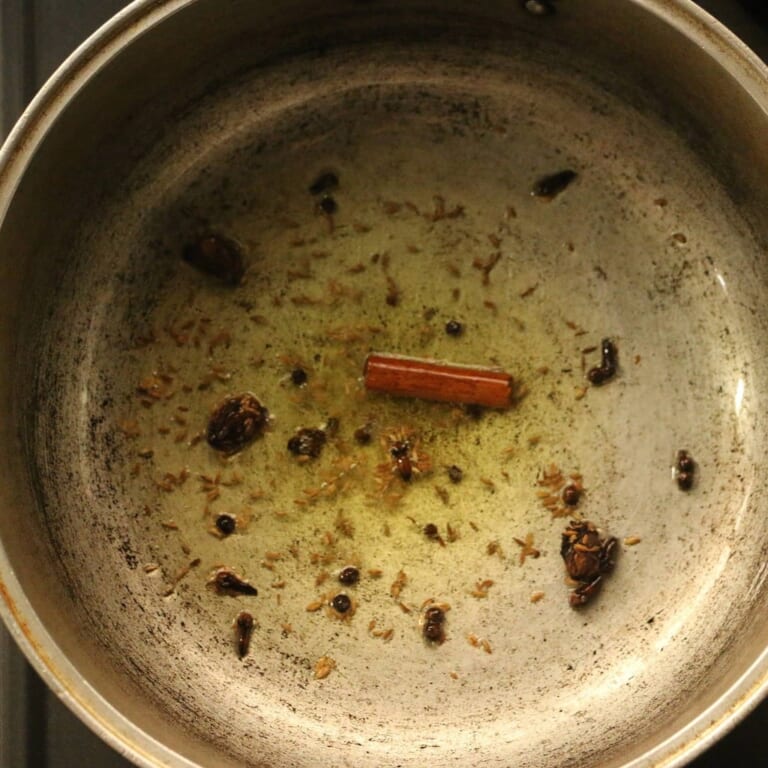 手順 3: 木綿豆腐、オクラを加え炒め合わせたらチャートマサラ（スパイスB）を加えざっくりと混ぜ合わせしっかりと水分が飛ぶまで炒める